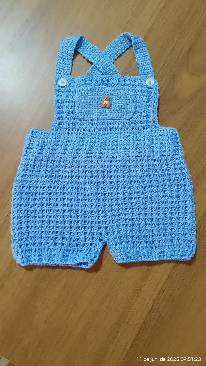 Macacão de crochê azul para bebê