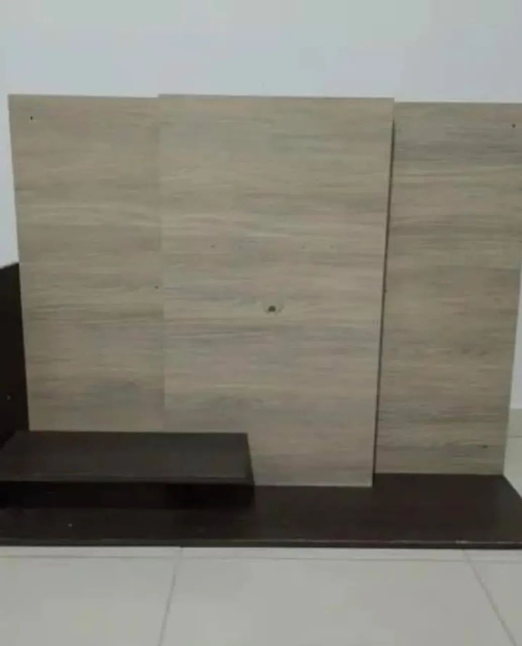 Painel para TV com prateleira