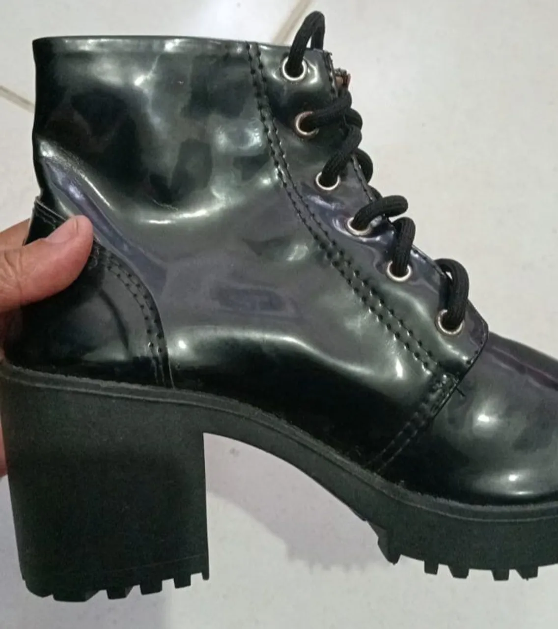Vendo duas botas , uma coturno preta salto alto verniz e uma bota rosa rasteirinha