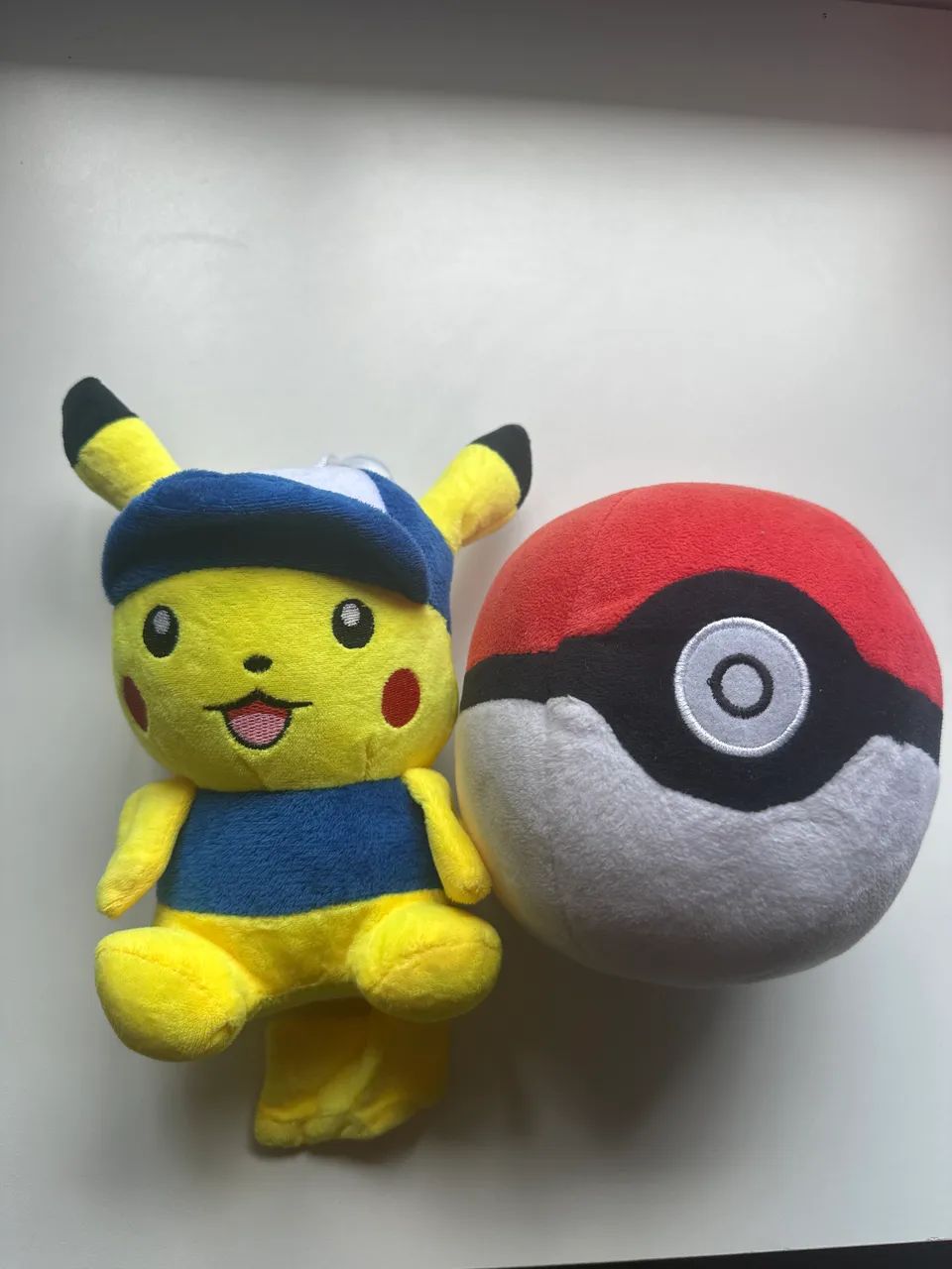 Pelúcias Pikachu e Pokebola ( Pokémon 
