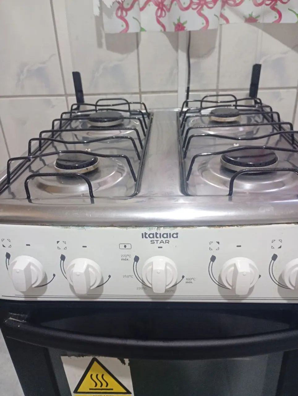 Vende-se fogão semi-novo com botij e mangueira de gás .