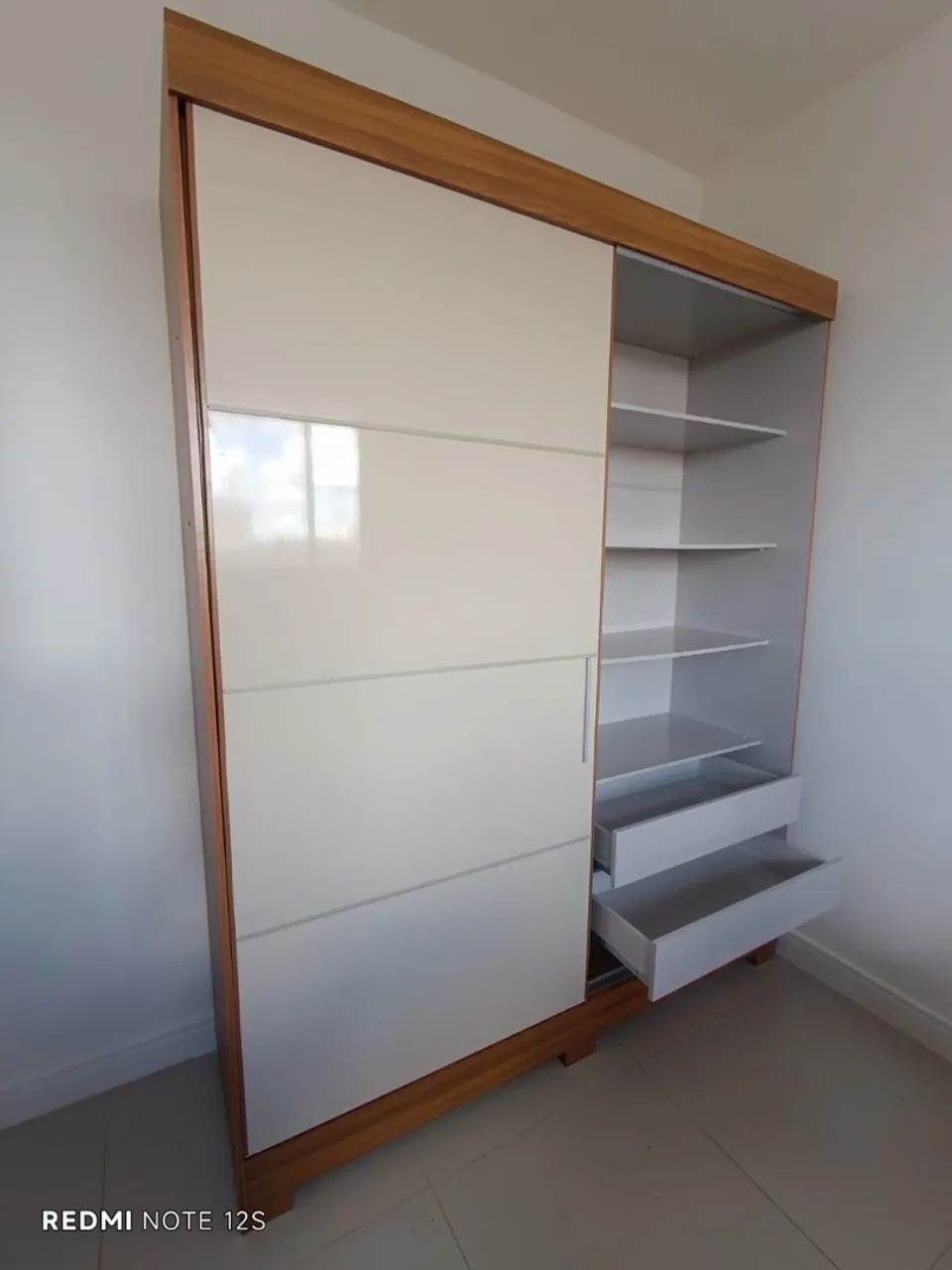 Guarda-Roupa Moderno com Design Elegante