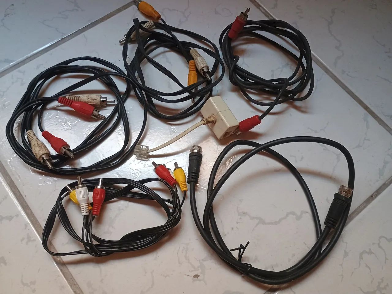 4 cabos AV  RCA + 1 cabo interligação + 5 adaptadores telefonia