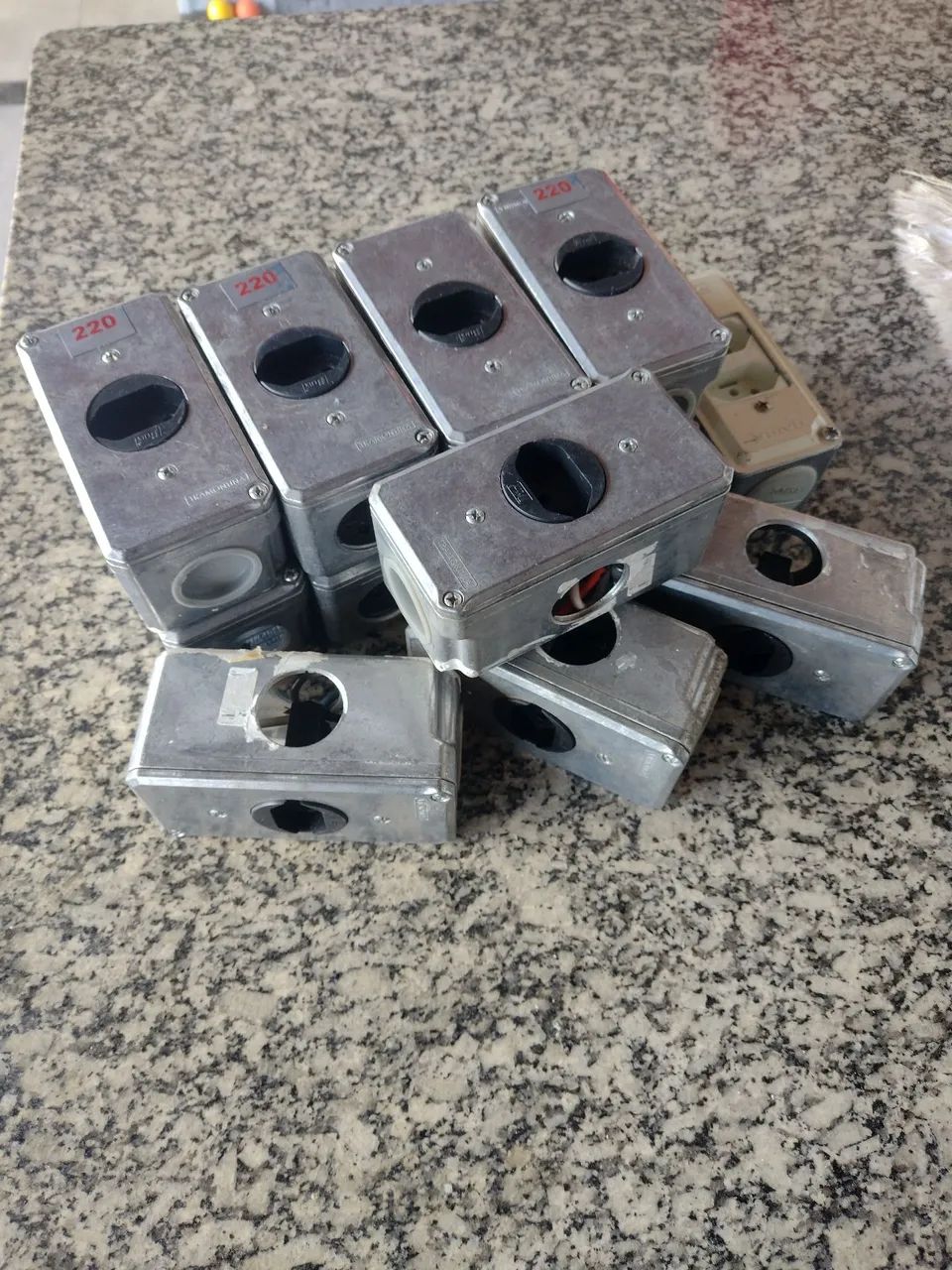 13 Conduletes de alumínio com tomadas 