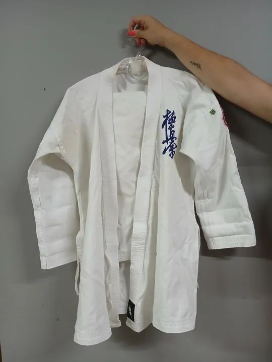 Vende-se Kimono de karatê.