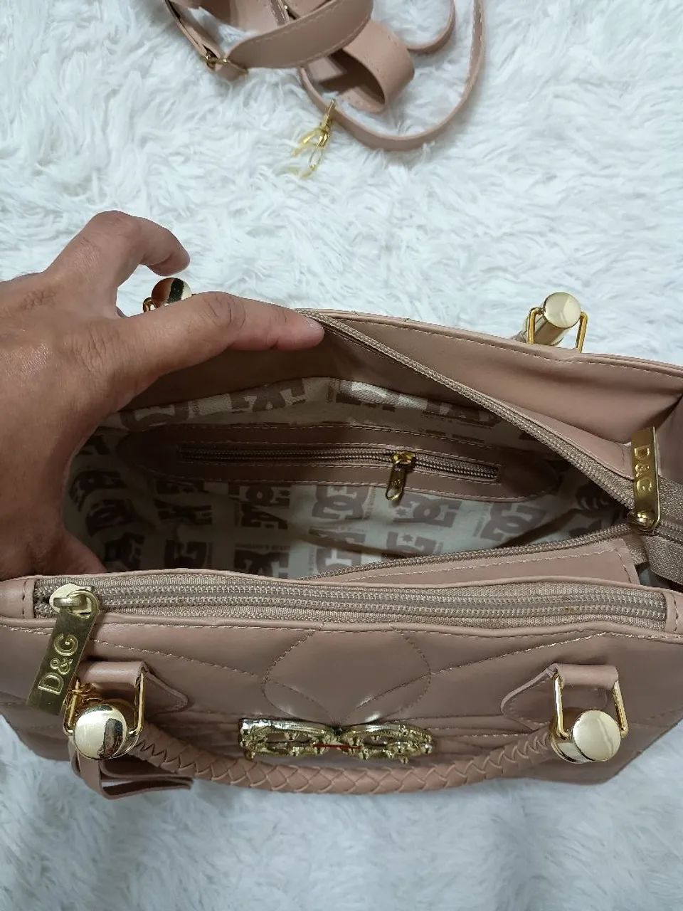 Bolsa de Mão Elegante com Detalhes Dourados - Foto 2