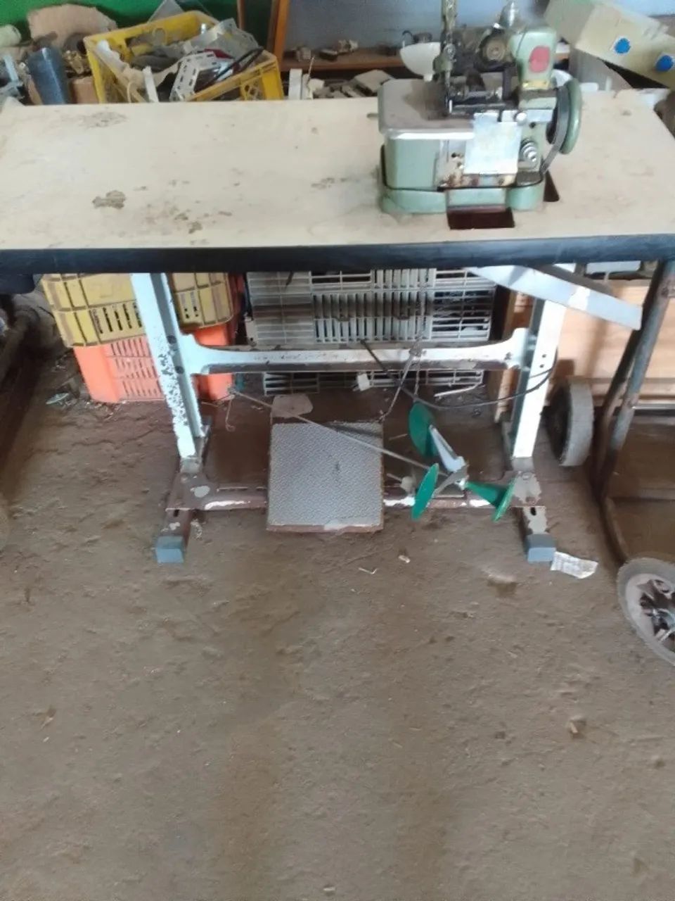 Máquina Overlock BenMa 3 fios. Precisa de limpeza e regulagem. Com motor 127v e bancada - Foto 2