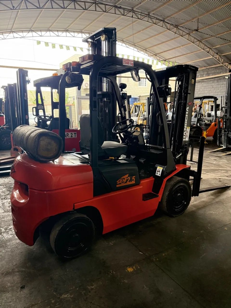 Empilhadeira hangcha modelo cpqd25 ano 2013 triplex com deslocador 