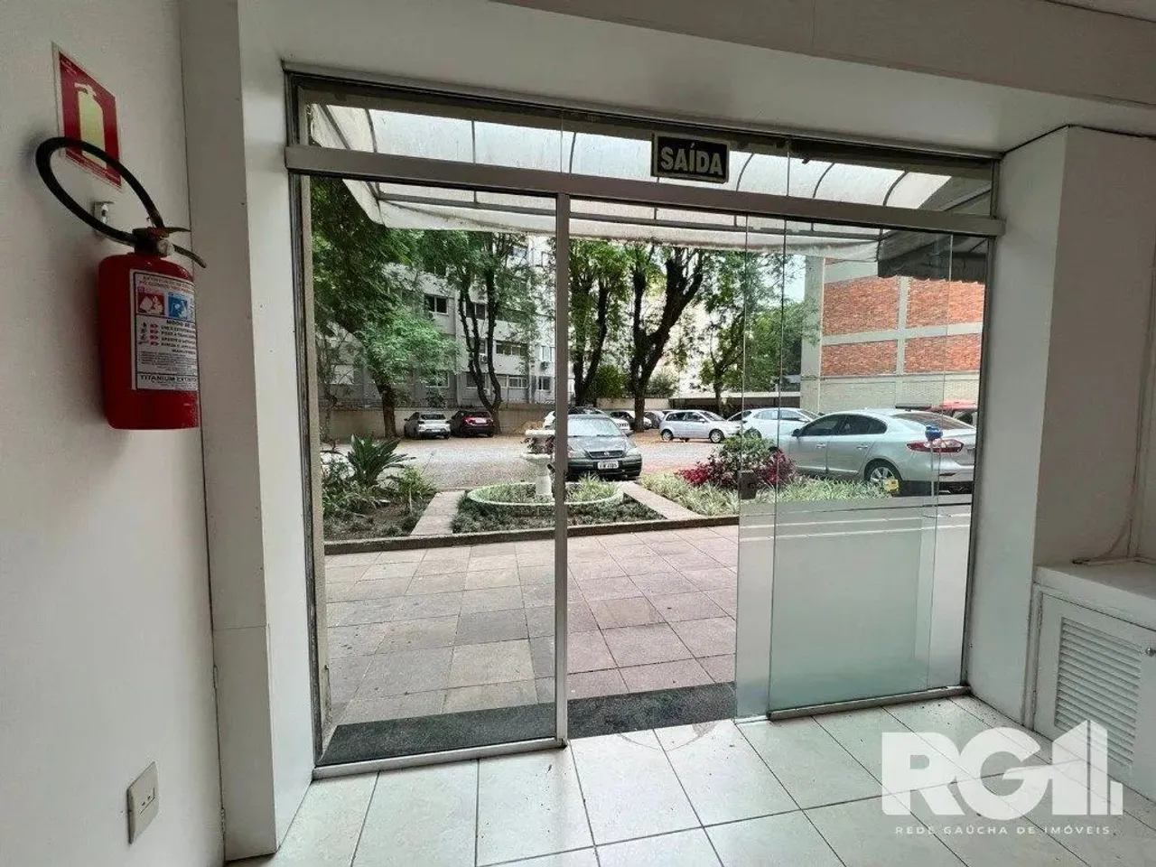 Loja térrea em condomínio de 45 m2 com vaga para alugar no bairro Floresta.