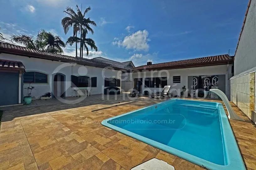 CASA à venda com piscina e 3 quartos em Peruíbe, no bairro Parque Balneario Oasis