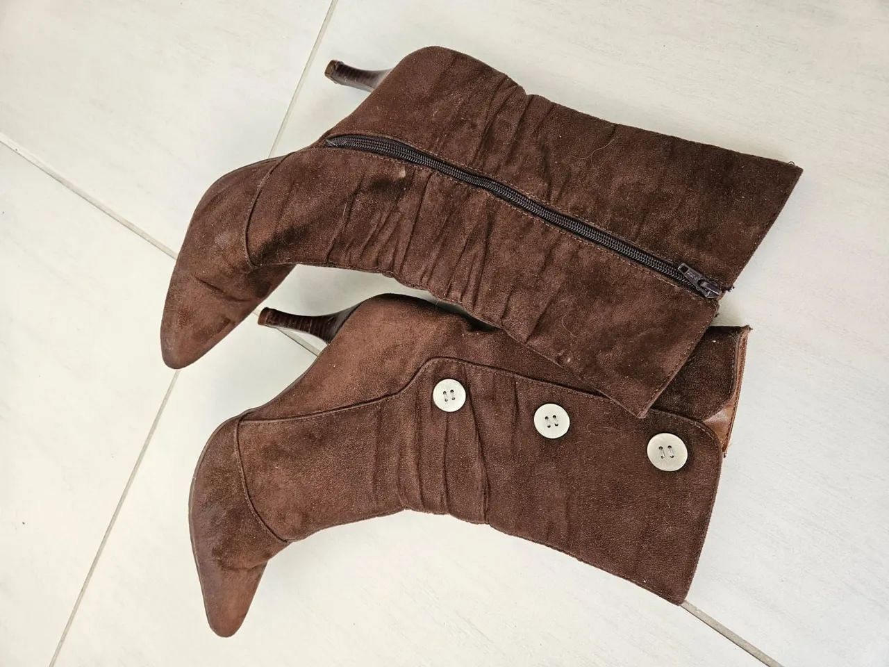 Bota de cano médio marrom com detalhes tamanho 35 - Foto 2