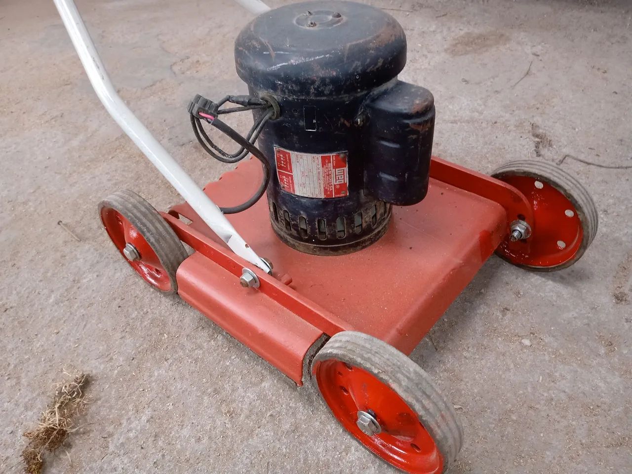 Aparador de grama Otimo R$ 225,00