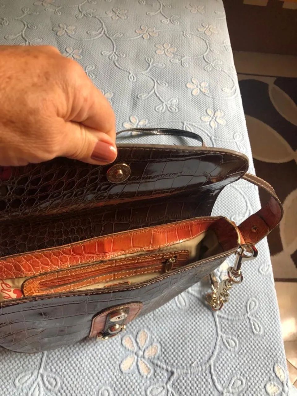 Bolsa Guess de ombro tons de marrom  - Foto 4