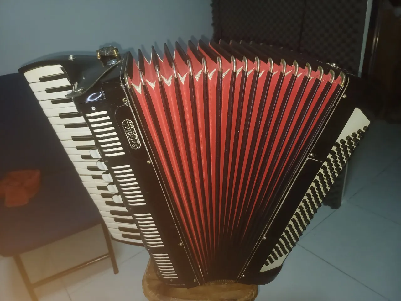 Acordeon Gentili Italiano de 120 baixos em 4 de voz afinada.
