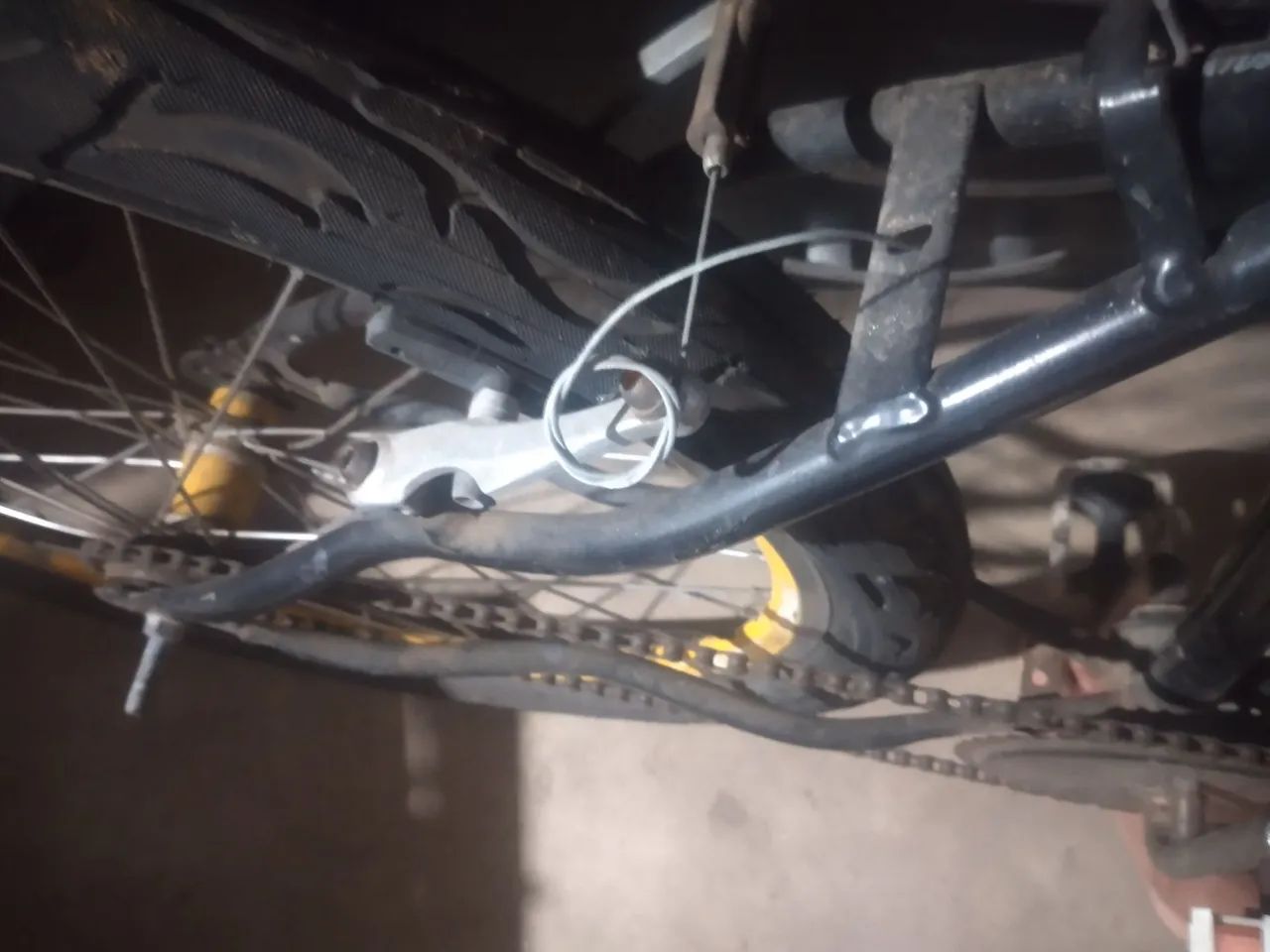 Bicicleta aro 26, preta e amarela - Foto 2