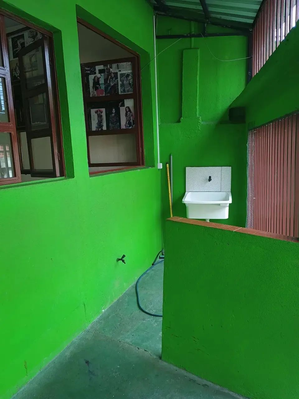 Casa em via pública no Parque 10