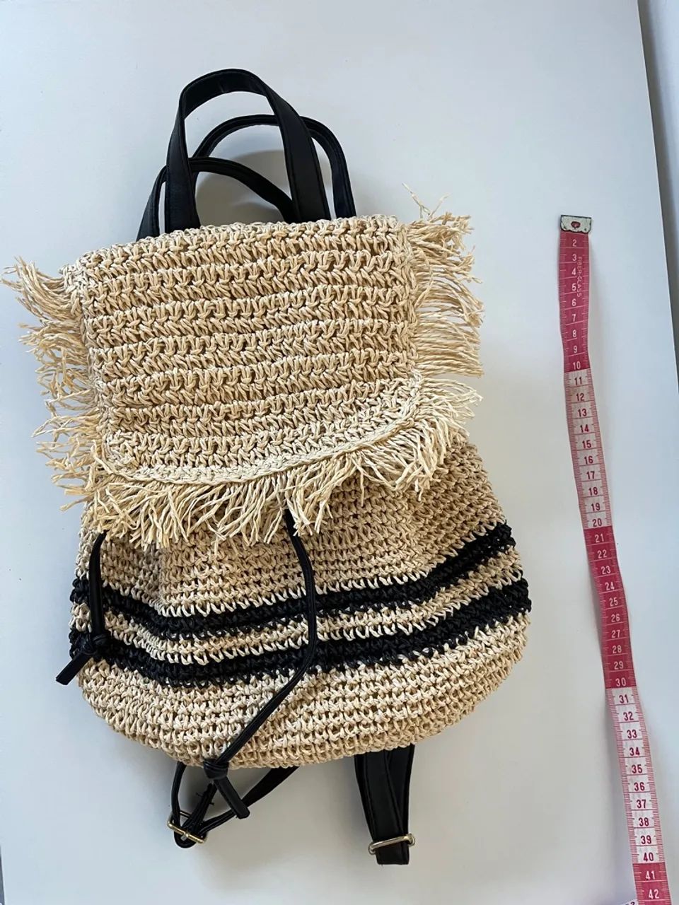 Mochila palha com detalhes em preto - Foto 2