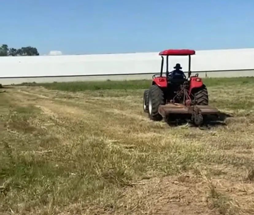 LOCAÇÃO DE TRATOR COM ROÇADEIRA  - Foto 3