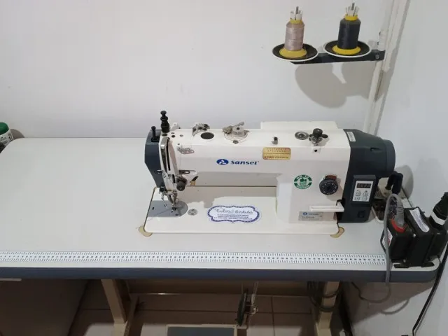 MÁQUINA DE COSTURA RETA COM DIRECT DRIVE E TRANSPORTE DUPLO SANSEI