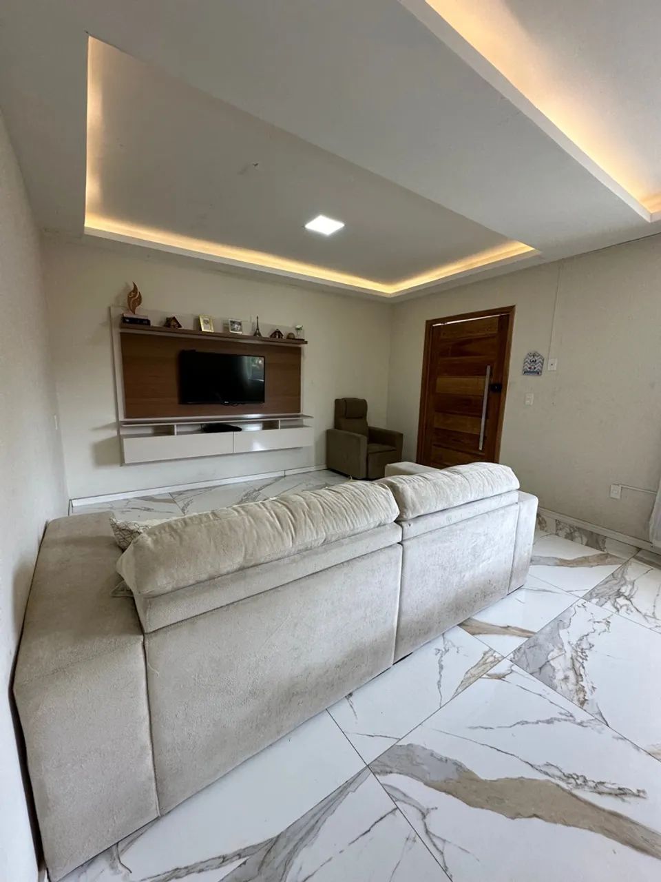 Casa de três quartos com quintal de 250 M em área construída. 
