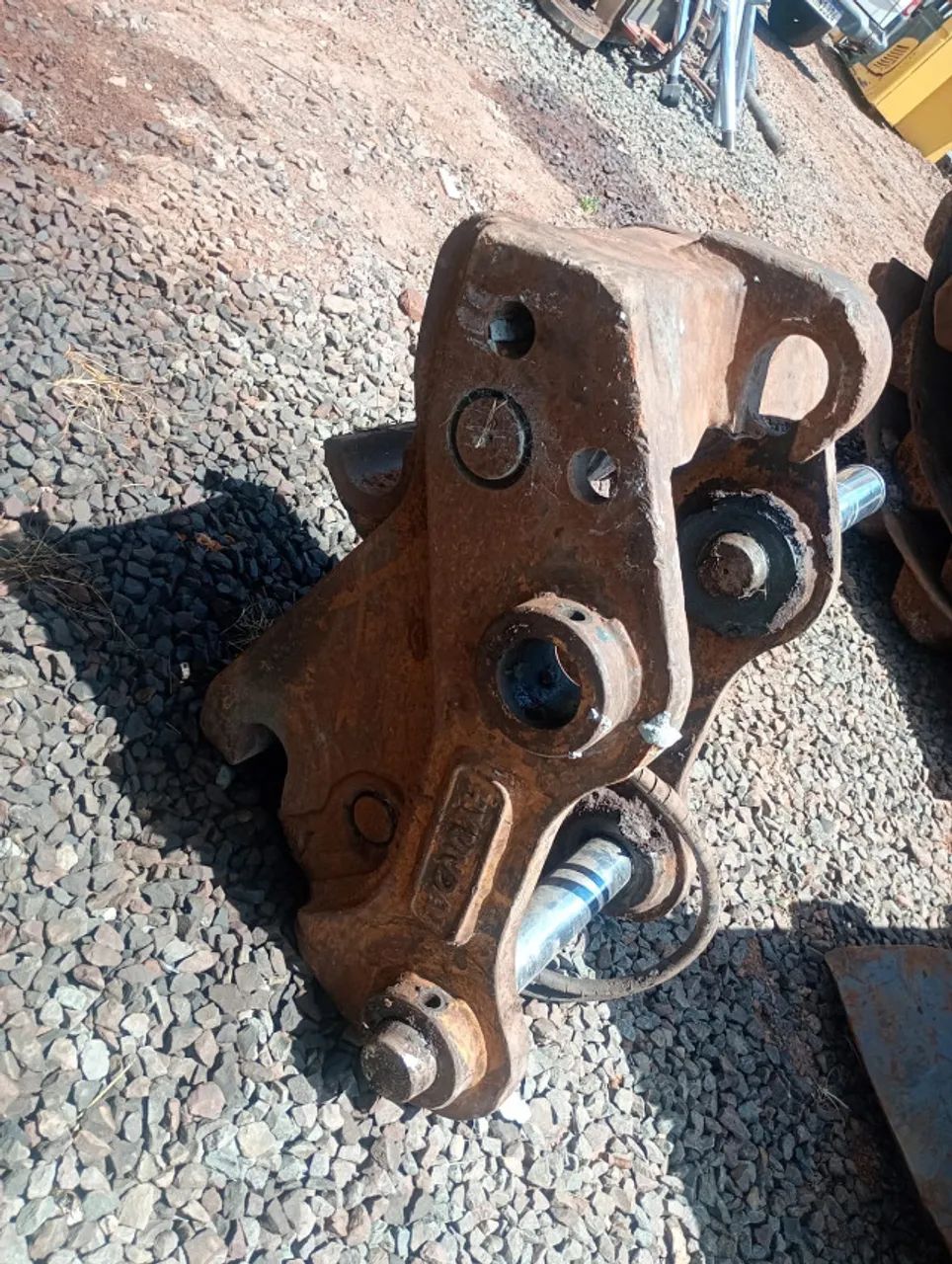 ENGATE RÁPIDO DE IMPLEMENTO - ESCAVADEIRA HYUNDAI 180  - Foto 3