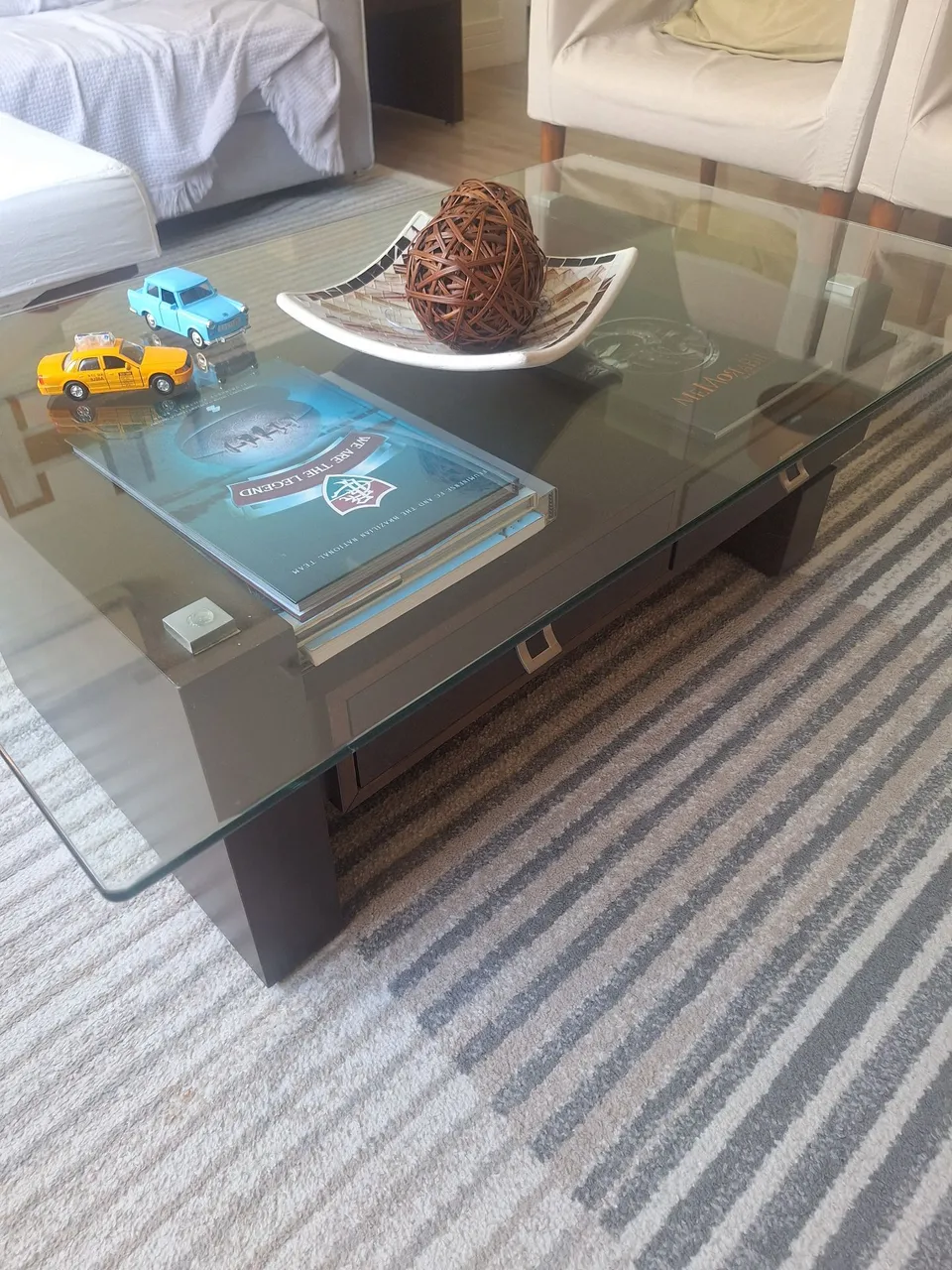 Mesa de centro de vidro com design moderno