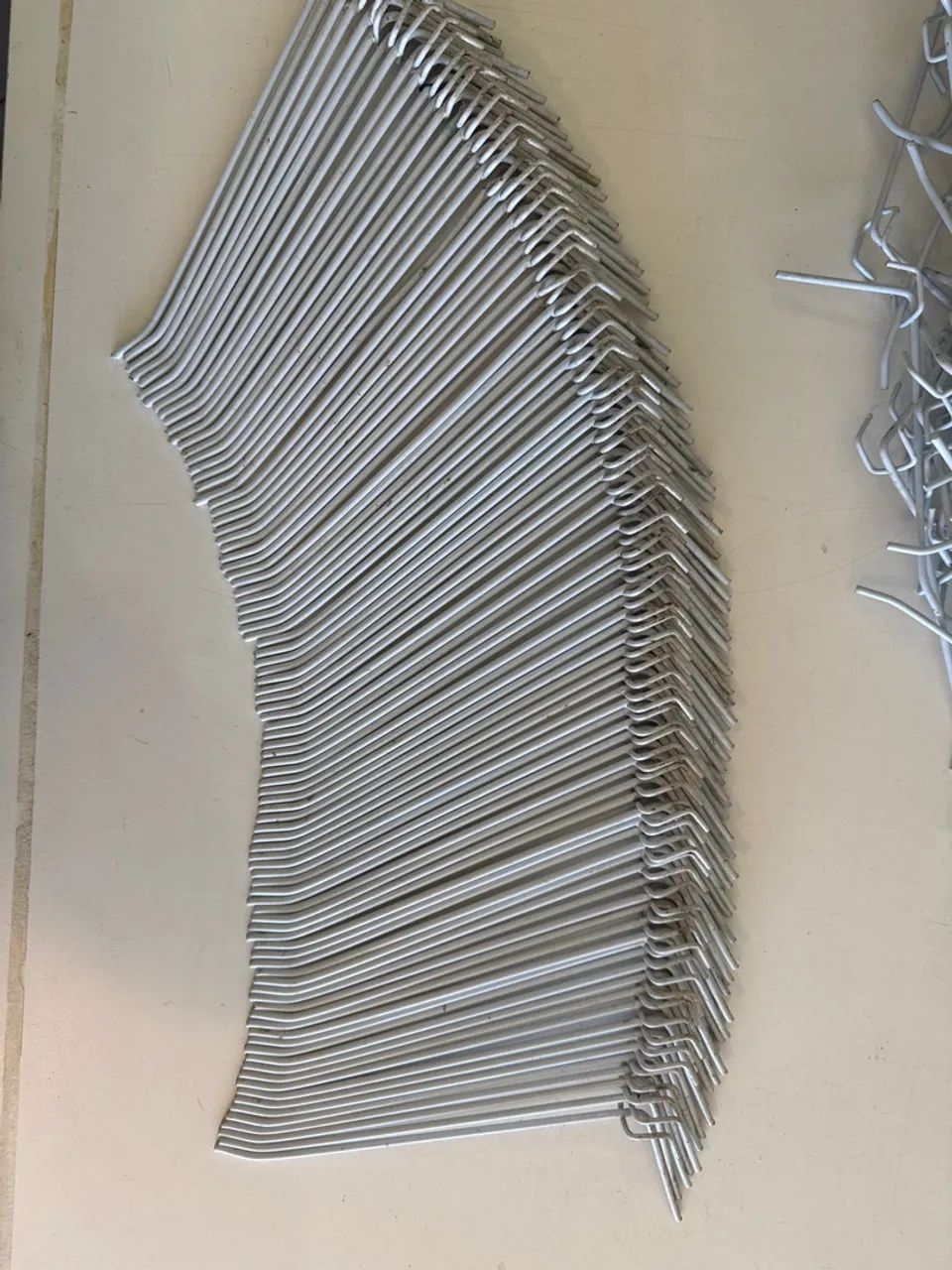93 cabides ganchos de metal para painel aramada 