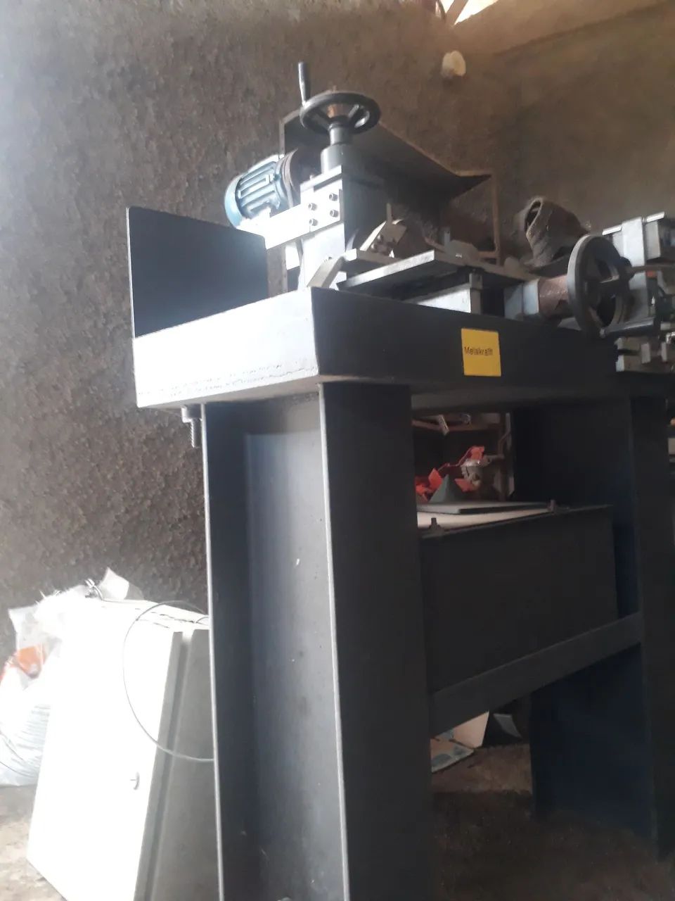 Afiadora de perfil pneumática curso 200mm.