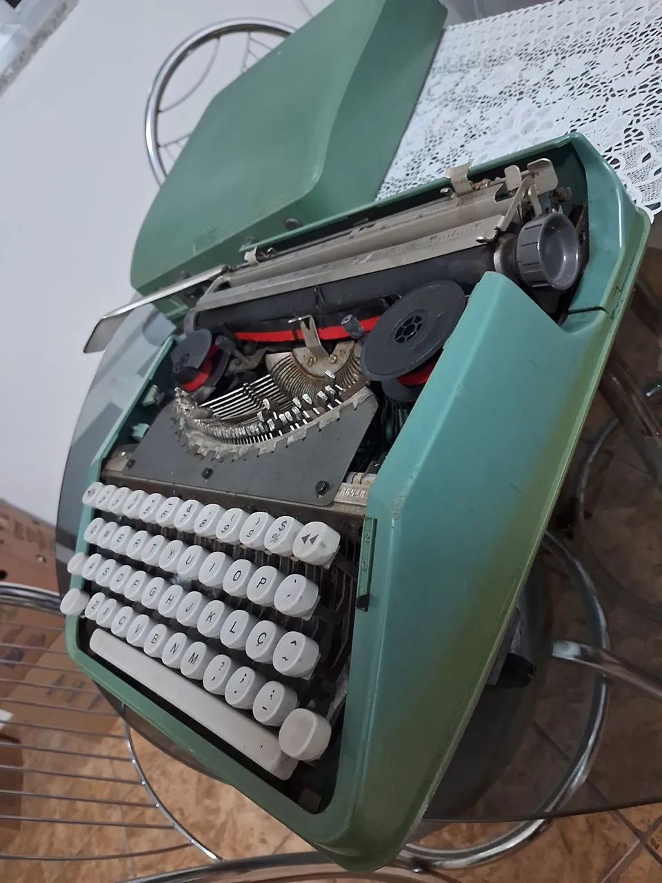 Máquina de escrever Olivetti. Anos 8064286078540929122