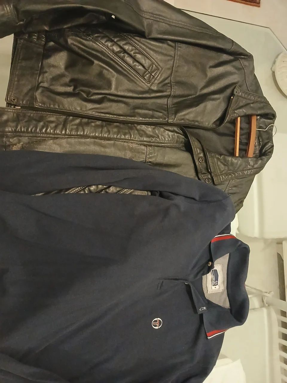 Jaqueta de couro e camisa polo - Foto 2