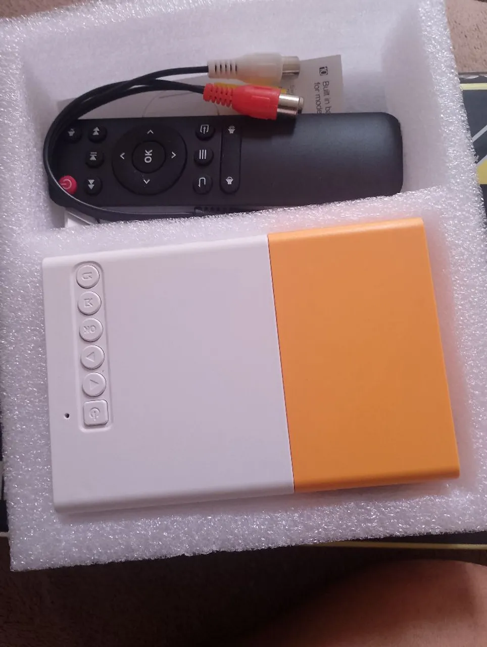 Mini Projetor Portátil com Controle Remoto