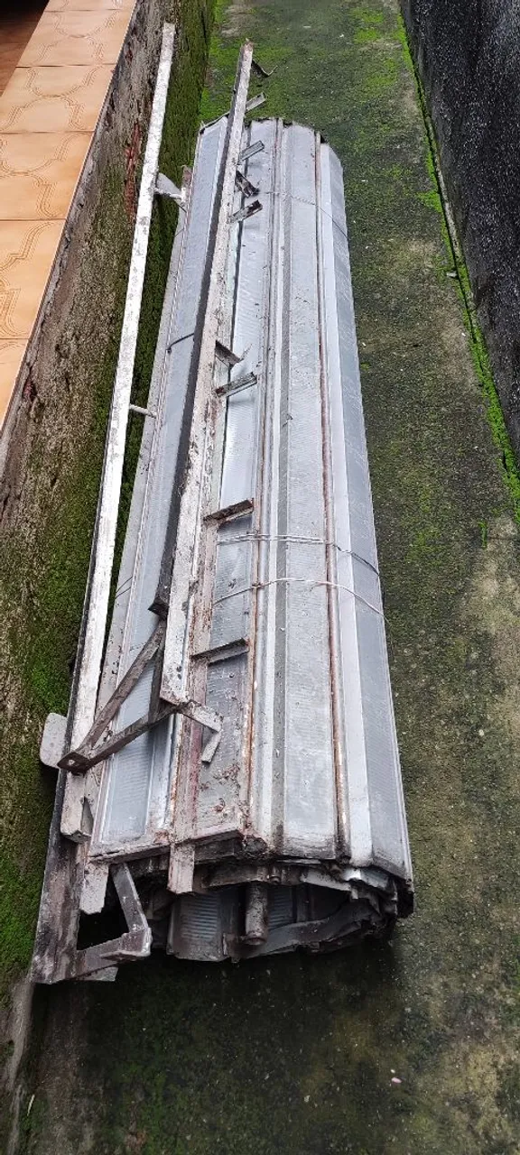 Porta de enrolar em metal - Semi-nova