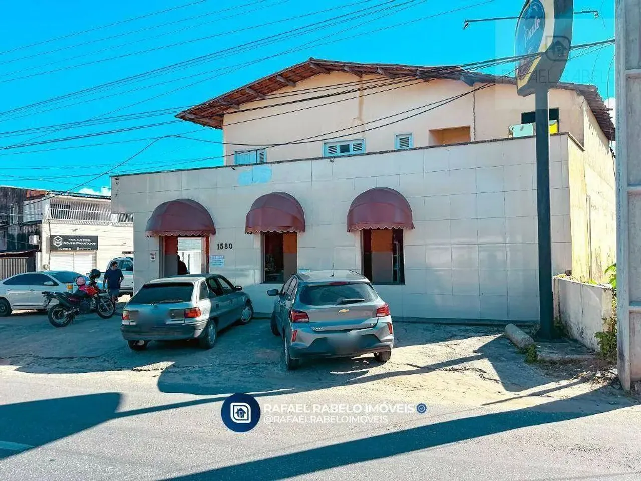 Ponto comercial em pleno funcionamento com duas casas à venda em Eusébio
