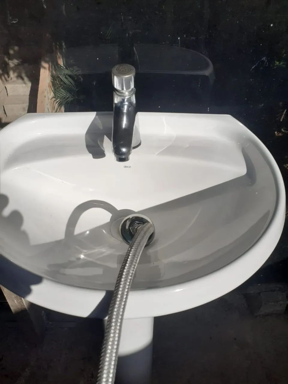 Cuba de cerâmica com torneira Deca