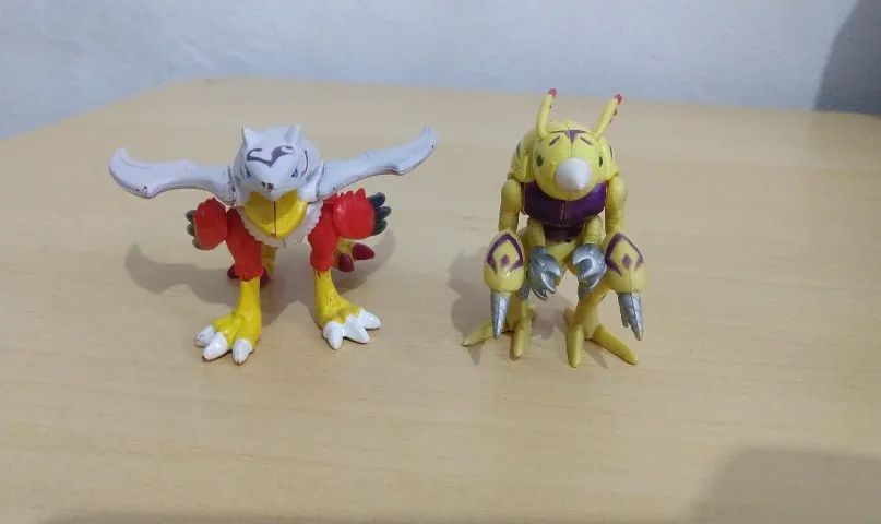 2 bonecos do Digimon - Holsmon e Digmon