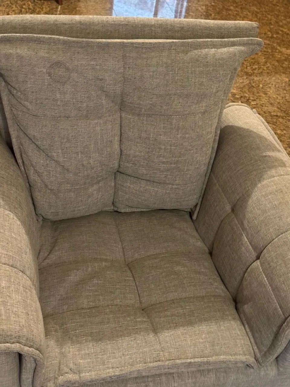 DUPLA DE POLTRONAS EM TECIDO CINZA  - Foto 4