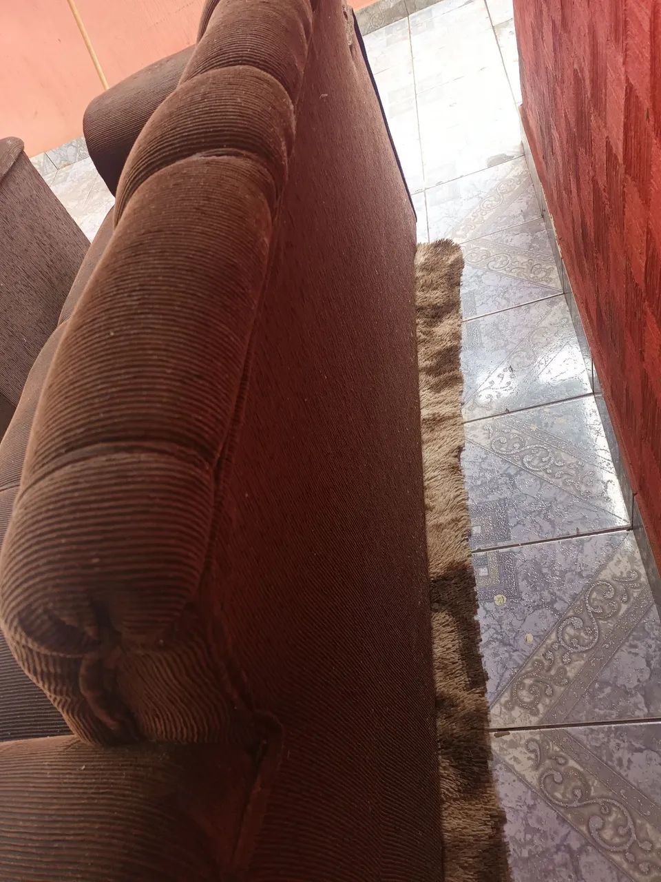 Sofa de 2 e 3 lugares marrom - Foto 5
