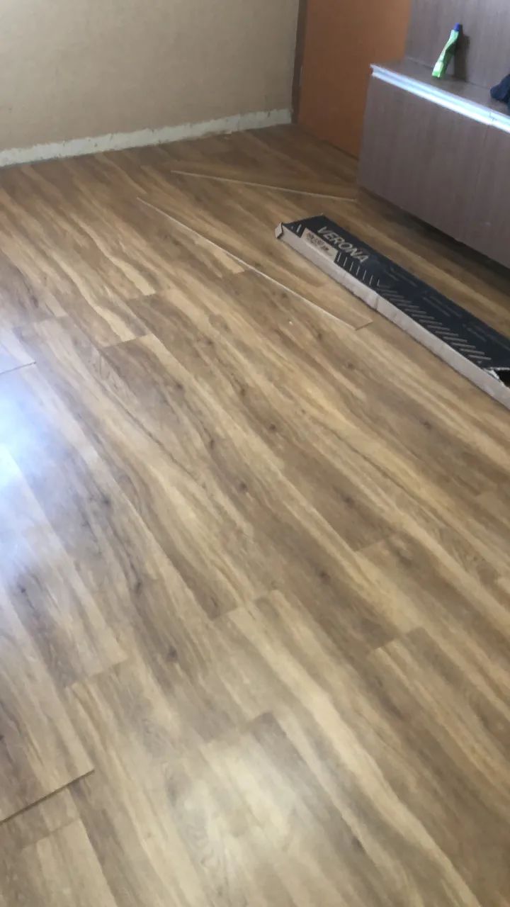 Instalado de piso vinílico e piso laminado 