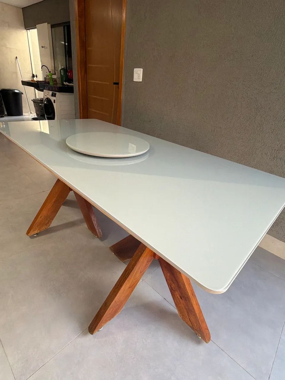 Mesa de vidro com pé de madeira 