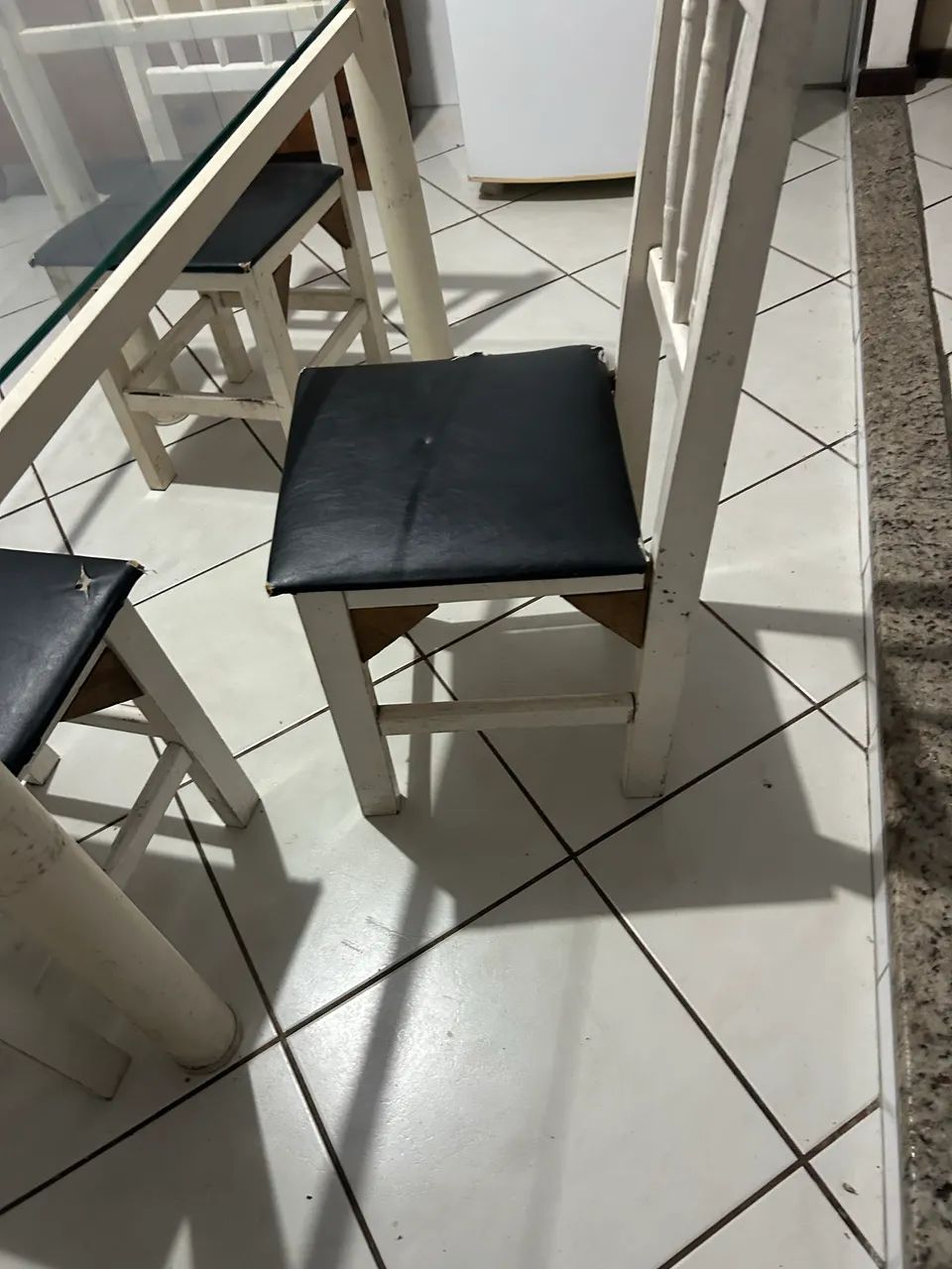 Mesa com 3 cadeiras - Foto 2