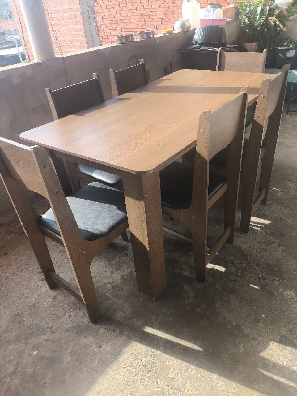 Mesa de madeira com 6 cadeiras almofadadas - Foto 4