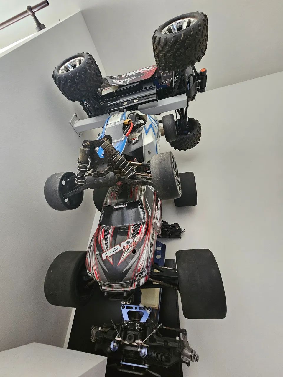 Automodelo Revo 3.3 convertida p/ eletrico + várias peças  - Foto 3