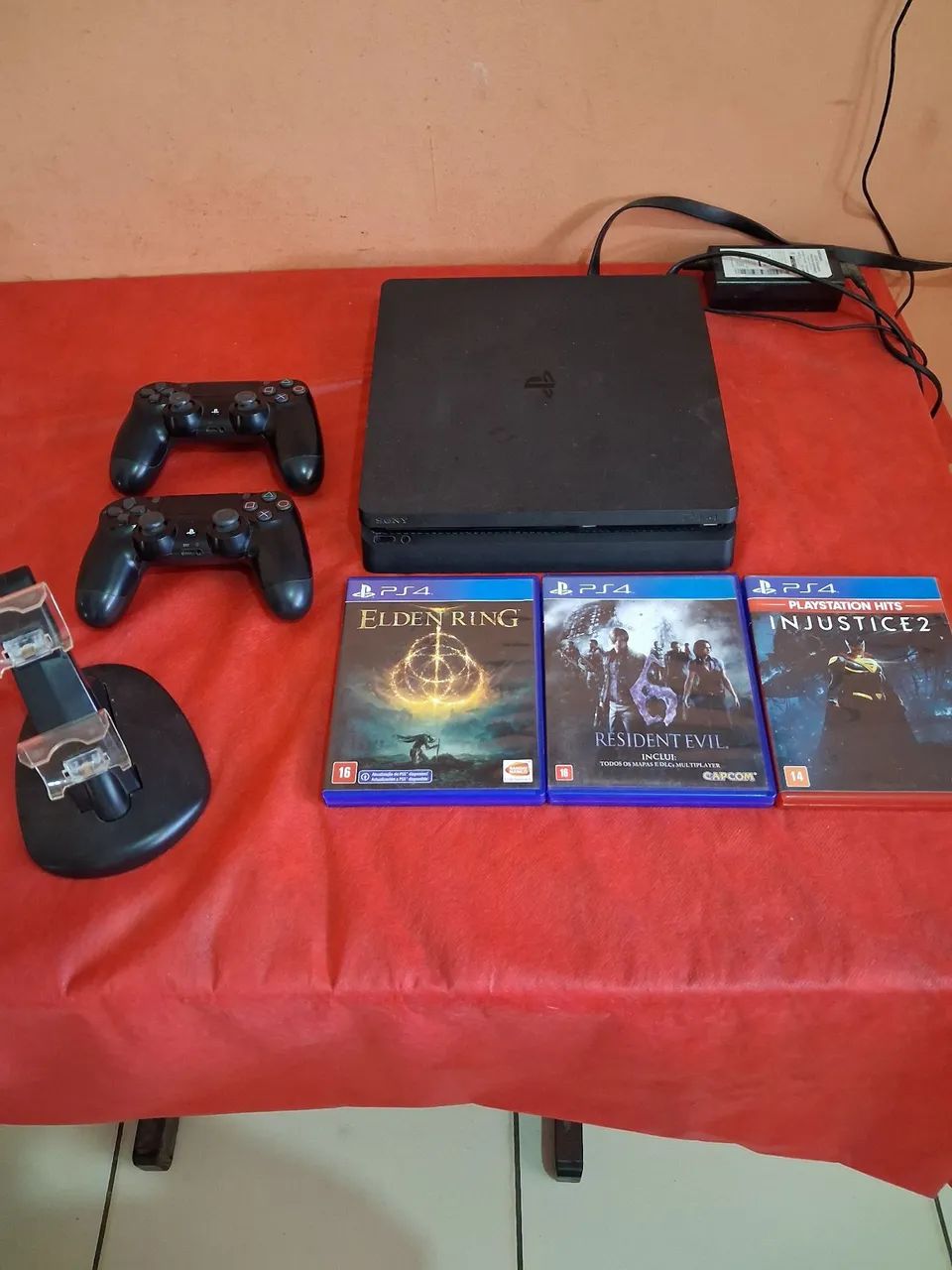 Ps4 semi novo com 2 controles 3 jogos mídia física e carregador dos controles 