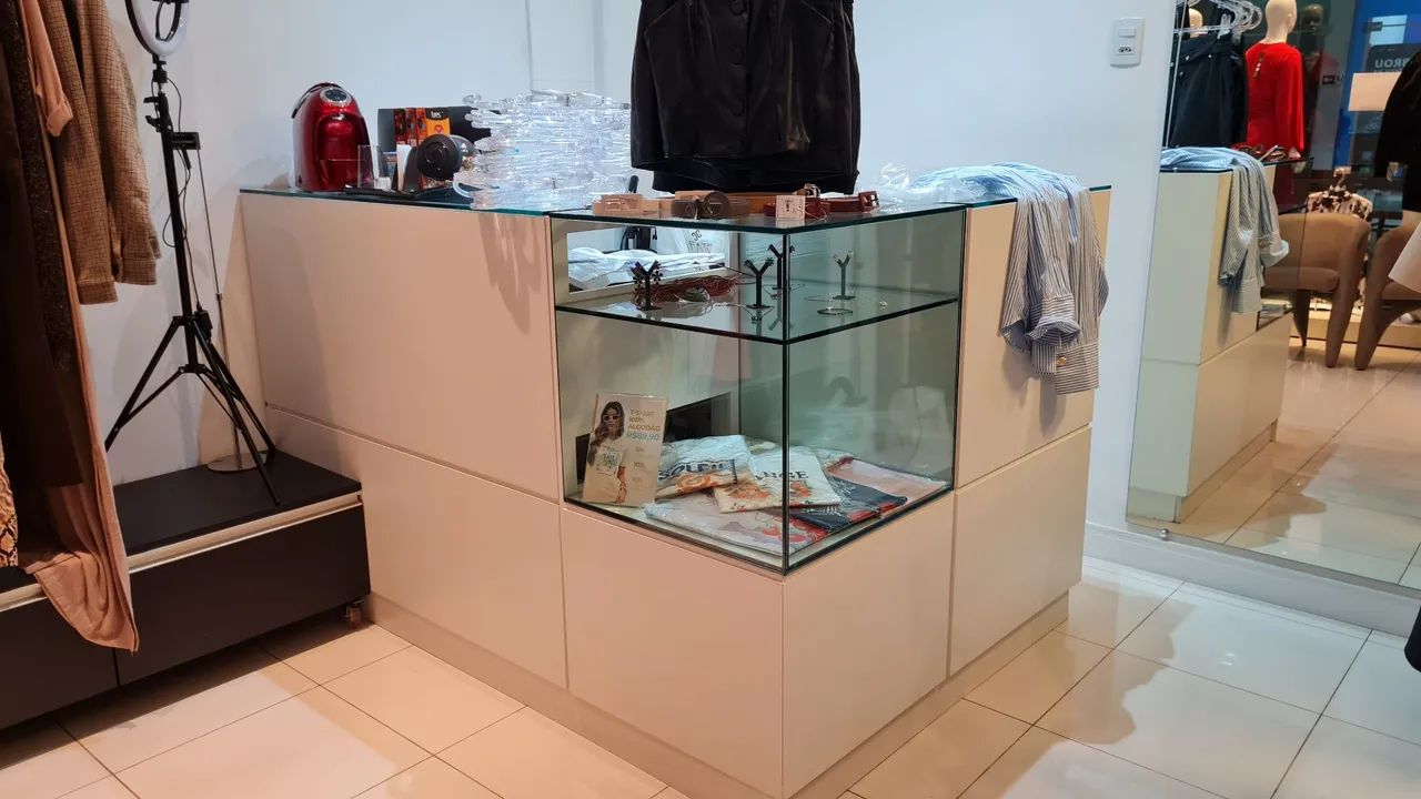 Balcão Caixa em L - MDF Branco com Tampo de Vidro e Vitrine Expositora