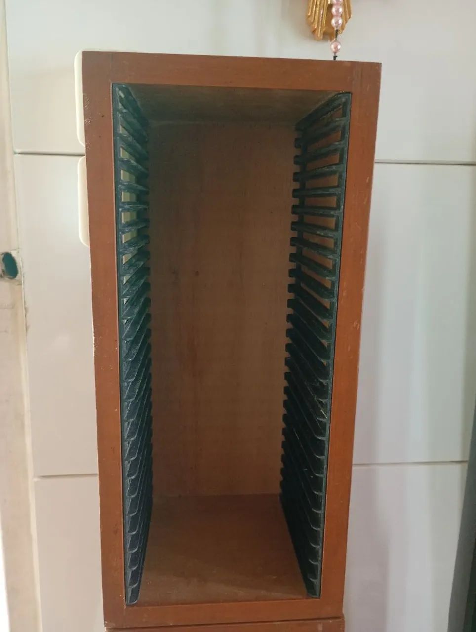 2VPORTA CDS EM MADEIRA COM CAPACIDADE DE 50 CDS - Foto 3