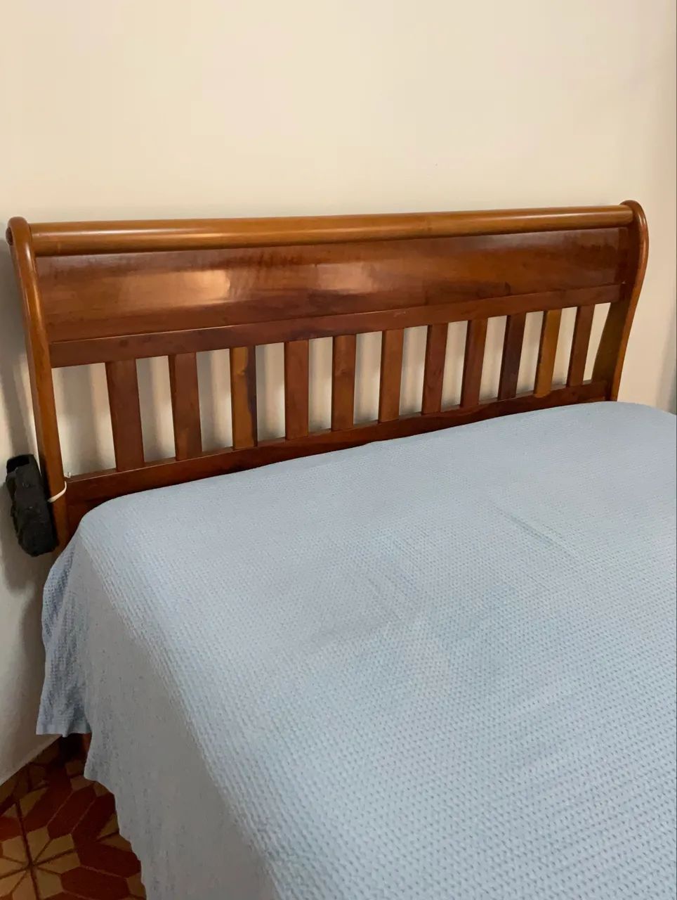 Vendo cama Queen de madeira maçiça - Foto 4