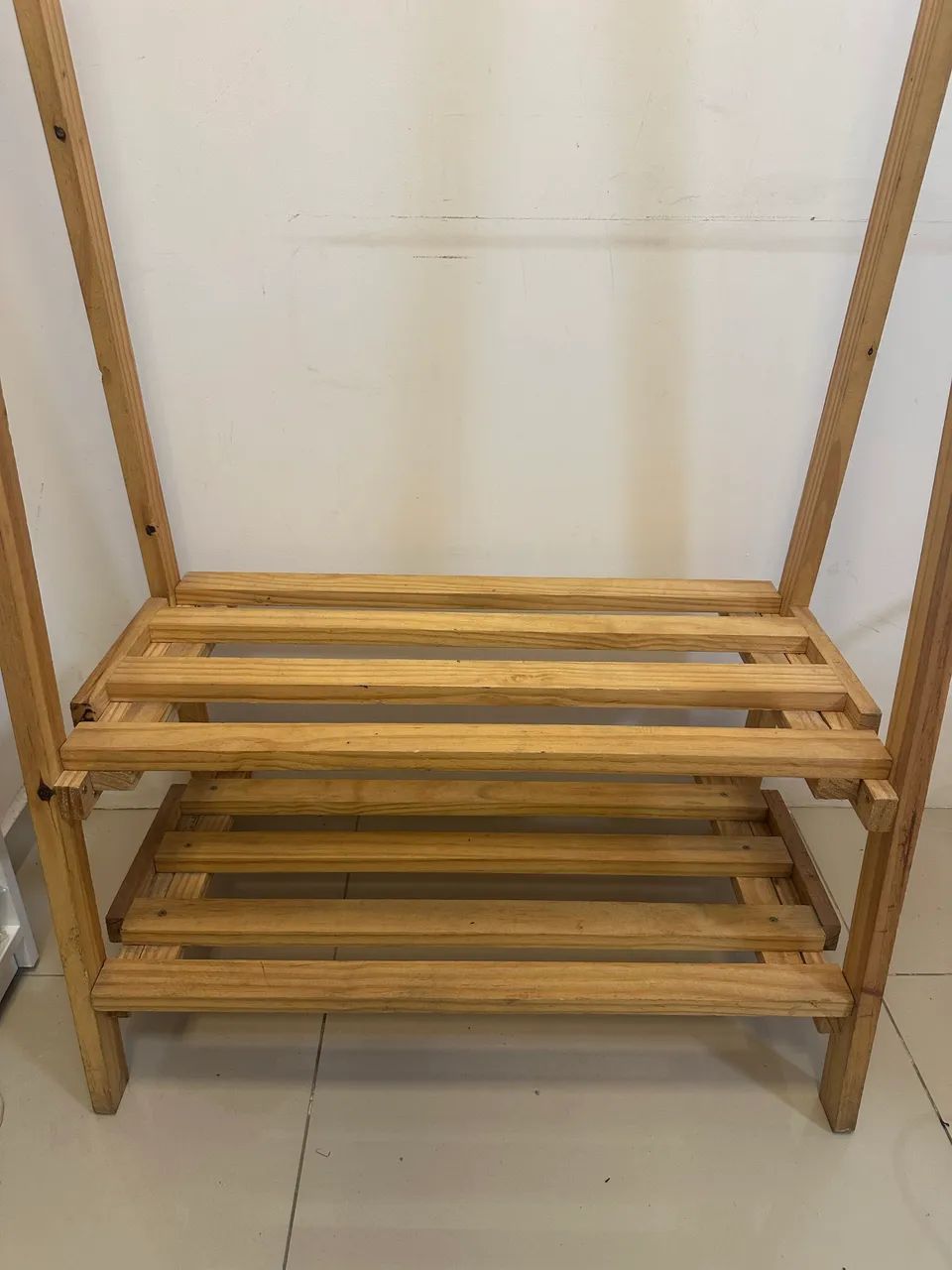 Arara Cabideiro de Madeira com Prateleiras - Estilo Industrial