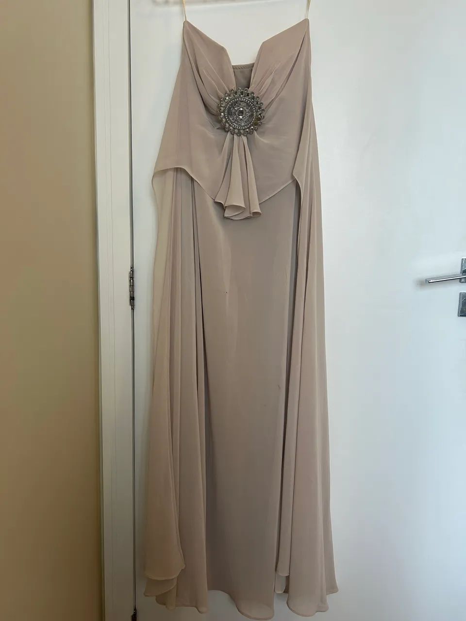 Vestido de festa com broche de pedras  - Foto 2