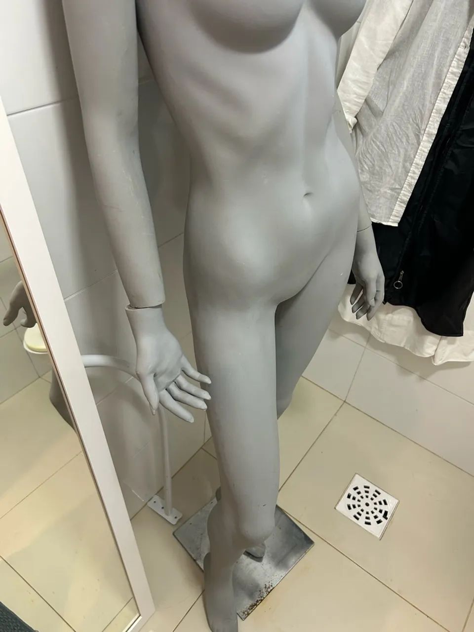 Manequim Feminino Corpo Inteiro com Base Cromada