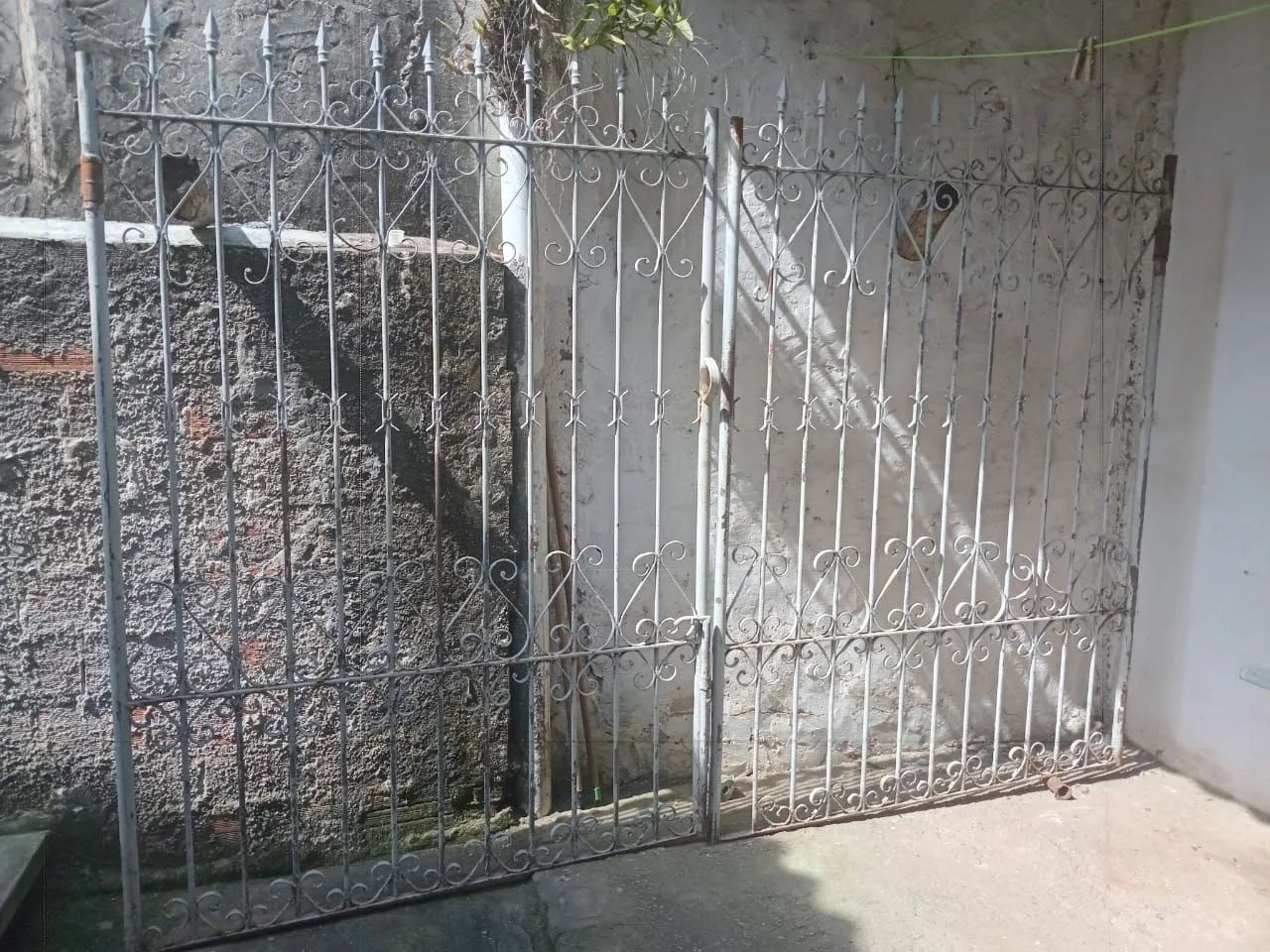 Portão ferro maciço.